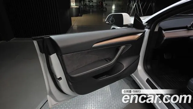 Tesla Model 3 — Фото автомобиля 23