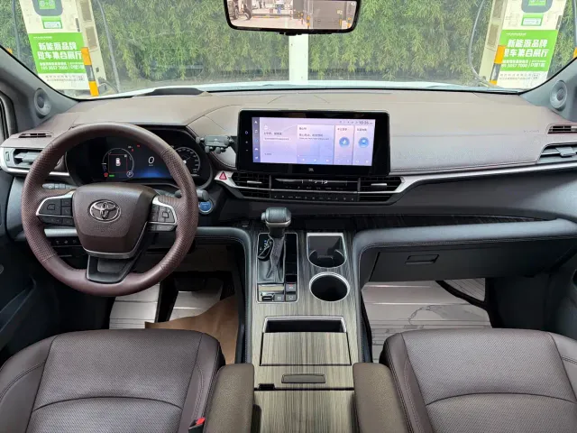 Toyota Sienna — Фото автомобиля 8