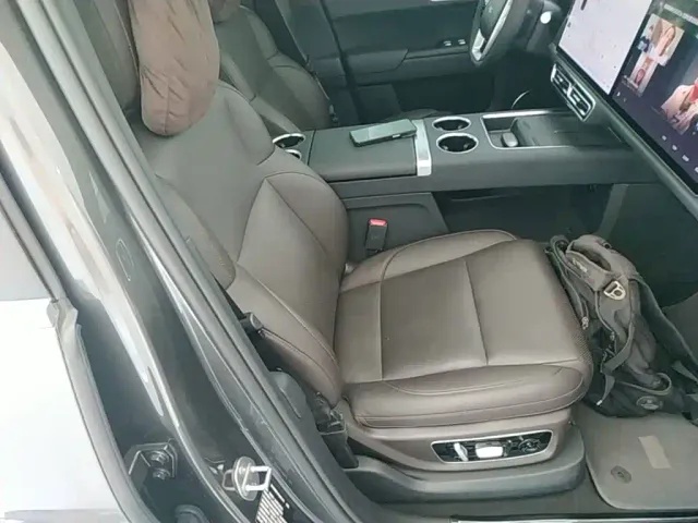 Li Auto L8 — Фото автомобиля 24