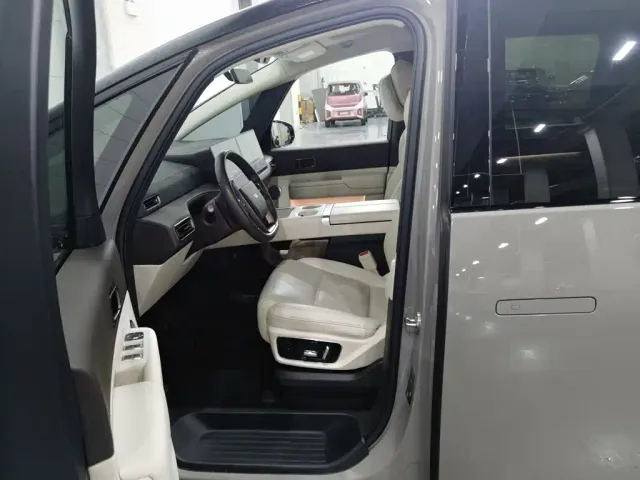 Li Auto MEGA — Фото автомобиля 10