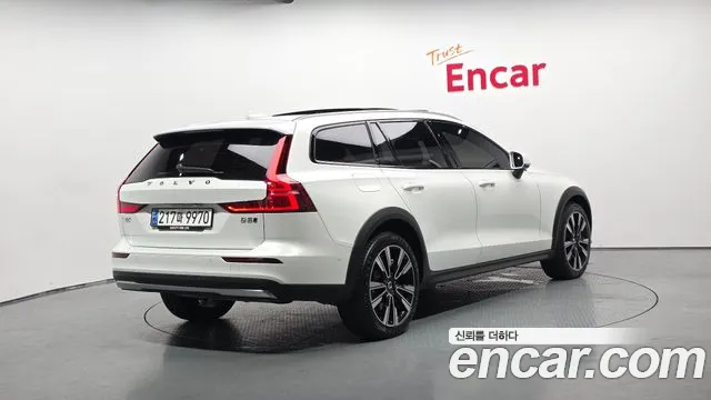 Вольво V60 V60 Cross Country 2 поколение B5 Ultimate AWD — Фото автомобиля 2