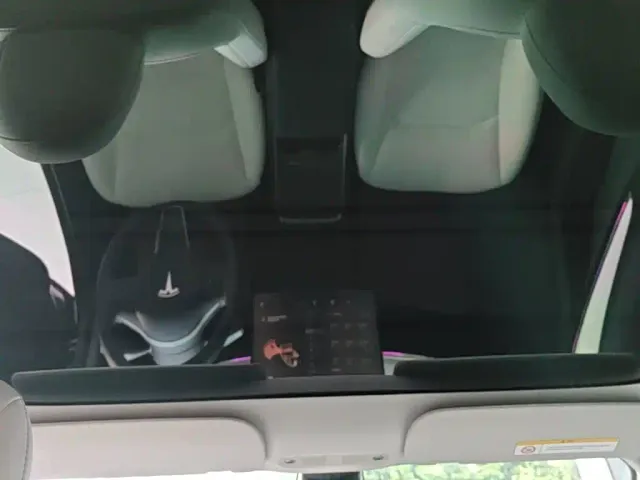Tesla Model 3 — Фото автомобиля 17
