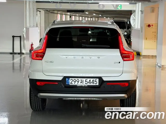 Volvo XC40 — Фото автомобиля 4