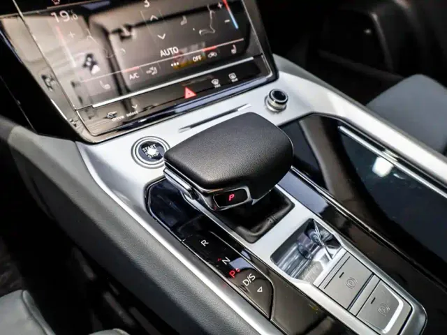 Audi Audi Q6 2023 45 TFSI quattro Uniform Cloud Yulin Package — Фото автомобиля 18