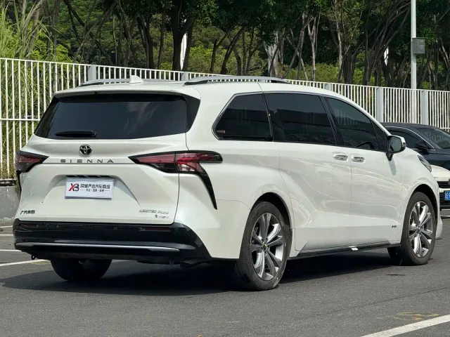 Toyota Sienna — Фото автомобиля 9