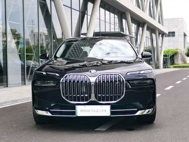 BMW BMW i7 2023 eDrive50L Leading Luxury Package — Фото автомобиля 2