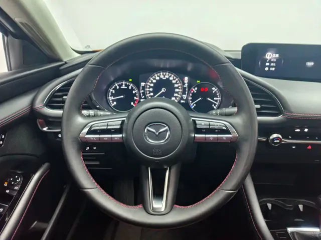 Mazda Axela — Фото автомобиля 12