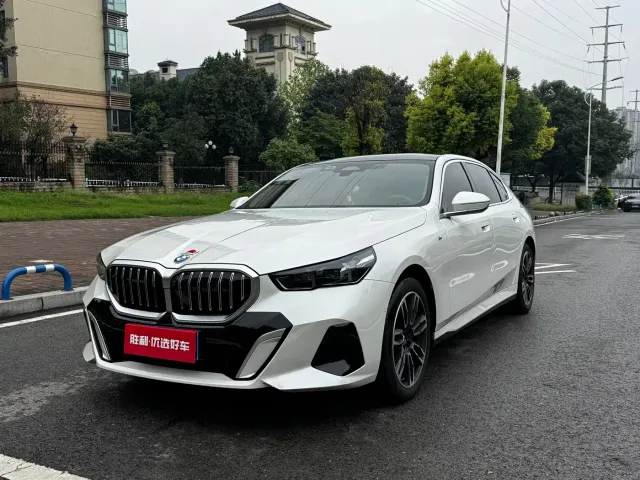 Фотография автомобиля — BMW 5 Series