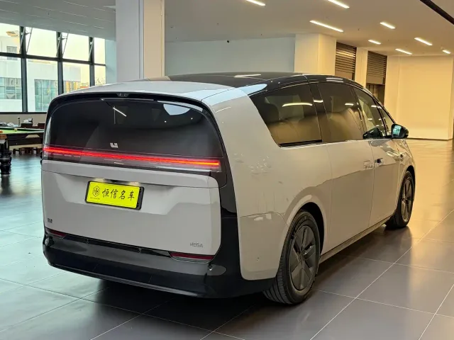 Li Auto MEGA — Фото автомобиля 8