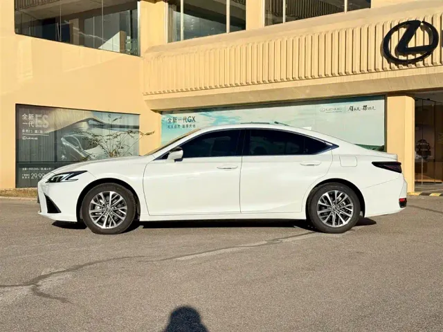Lexus ES — Фото автомобиля 2