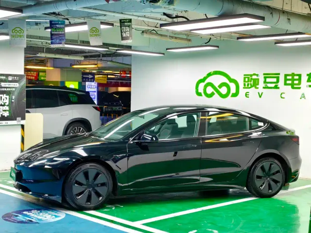 Tesla Model 3 — Фото автомобиля 2