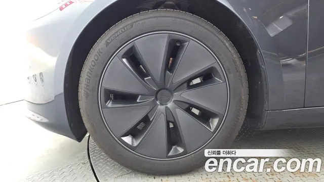 Tesla Model 3 — Фото автомобиля 5
