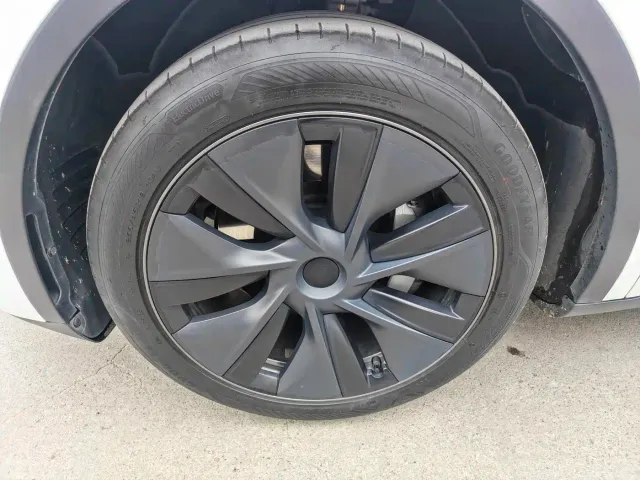 Tesla Model Y — Фото автомобиля 5