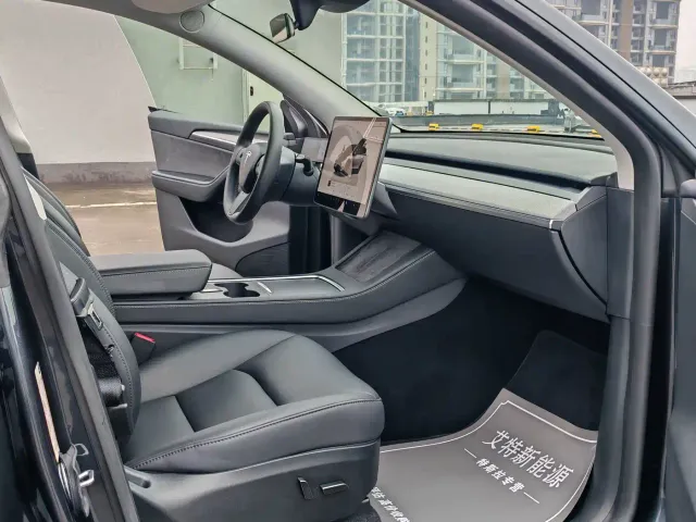 Tesla Model Y — Фото автомобиля 14