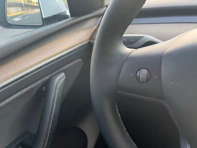 Tesla Model Y — Фото автомобиля 30