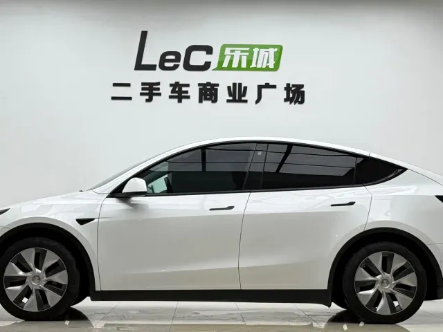 Tesla Model Y — Фото автомобиля 15