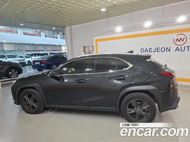 Lexus UX — Фото автомобиля 3