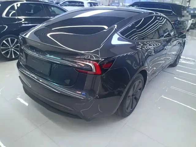 Tesla Model 3 — Фото автомобиля 6