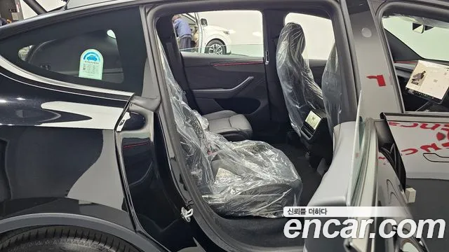 Tesla Model Y — Фото автомобиля 11