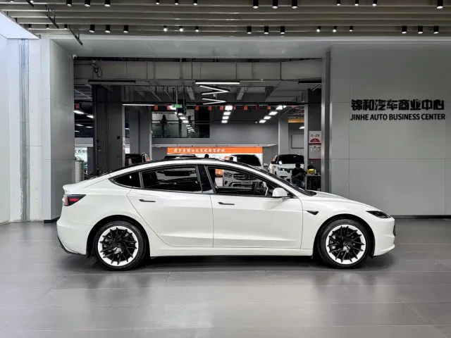 Tesla Model 3 — Фото автомобиля 7
