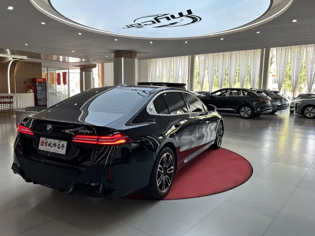 BMW 5 Series — Фото автомобиля 5