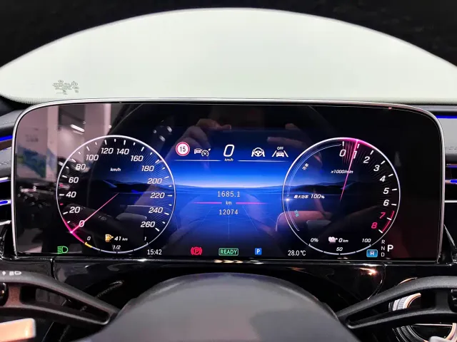 Mercedes-Benz E-Class — Фото автомобиля 3