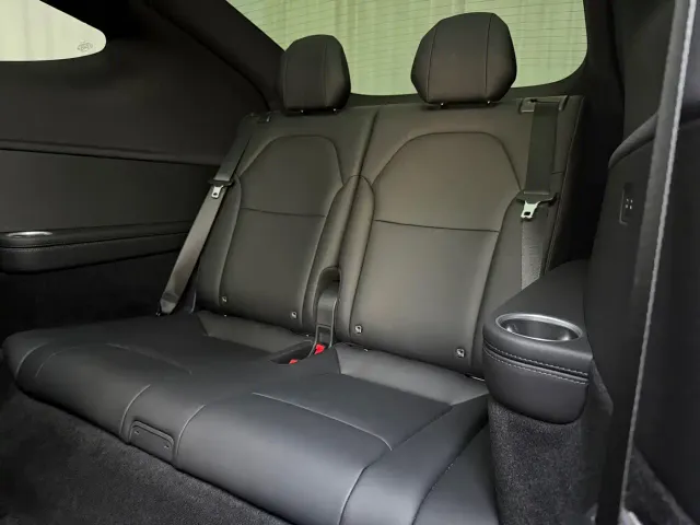 Tesla Model Y L — Фото автомобиля 8