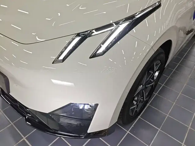 Lynk & Co Z20 — Фото автомобиля 23