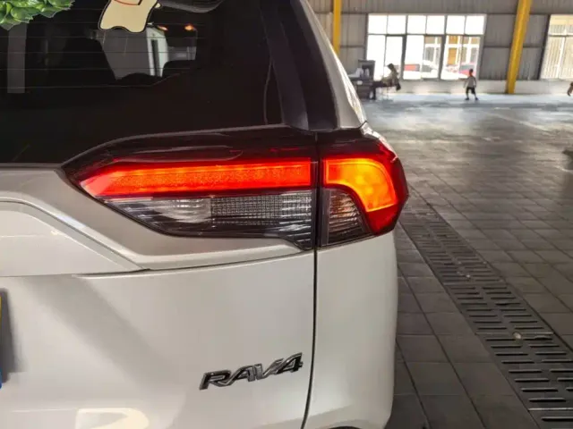Toyota RAV4 — Фото автомобиля 7