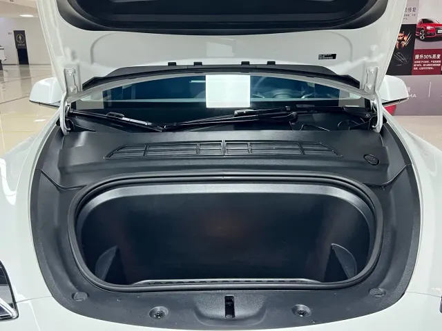 Tesla Model Y — Фото автомобиля 15