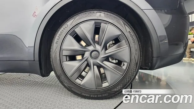 Tesla Model Y — Фото автомобиля 6