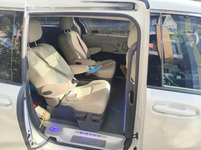 Toyota Sienna — Фото автомобиля 11