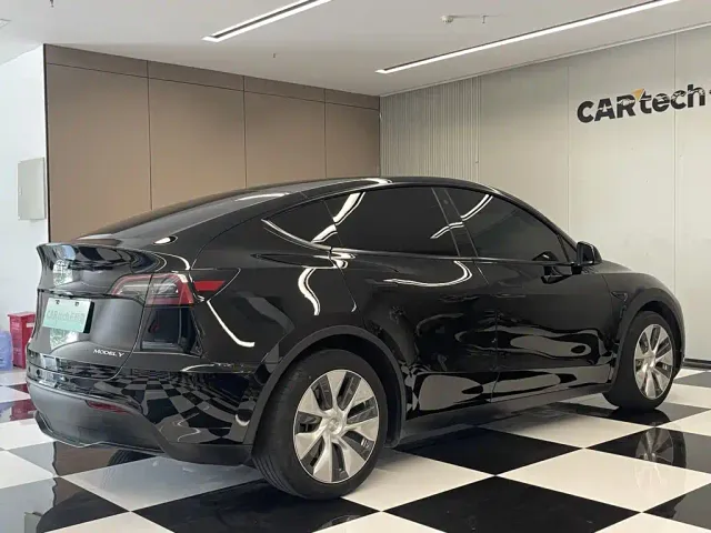 Tesla Model Y — Фото автомобиля 5