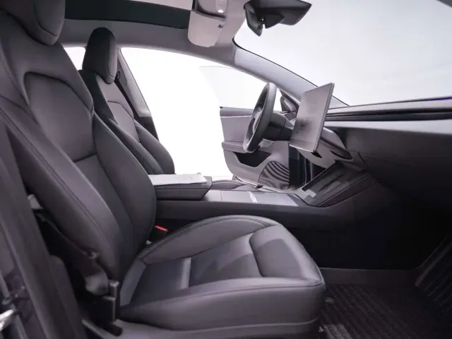 Tesla Model 3 — Фото автомобиля 26
