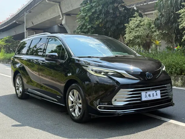 Toyota Sienna — Фото автомобиля 3