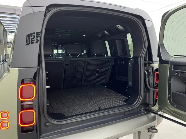 Land Rover Defender — Фото автомобиля 28