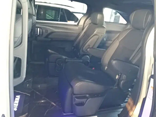 Toyota Toyota Sienna 2021 2.5L Hybrid Ultimate Edition — Фото автомобиля 16