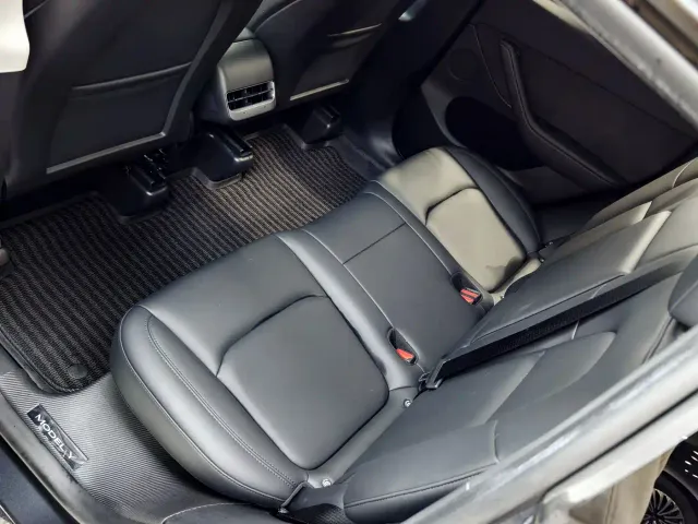 Tesla Model Y — Фото автомобиля 12
