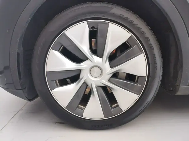 Tesla Model Y — Фото автомобиля 11