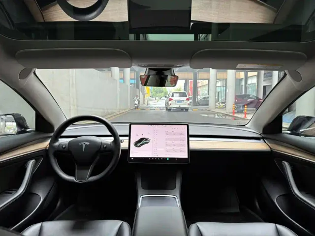 Tesla Model 3 — Фото автомобиля 11
