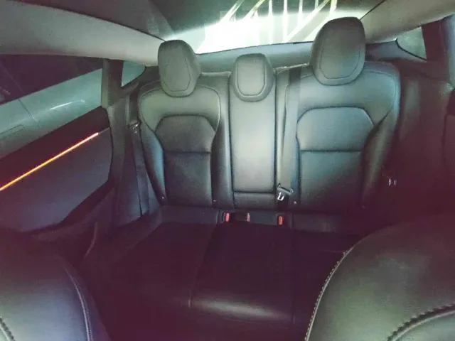 Tesla Model 3 — Фото автомобиля 8