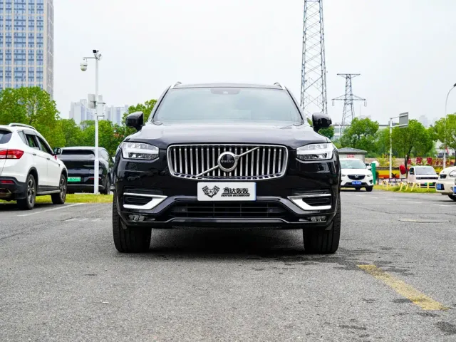 Volvo XC90 — Фото автомобиля 2