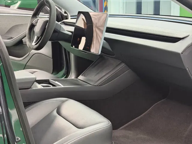 Tesla Model 3 — Фото автомобиля 10