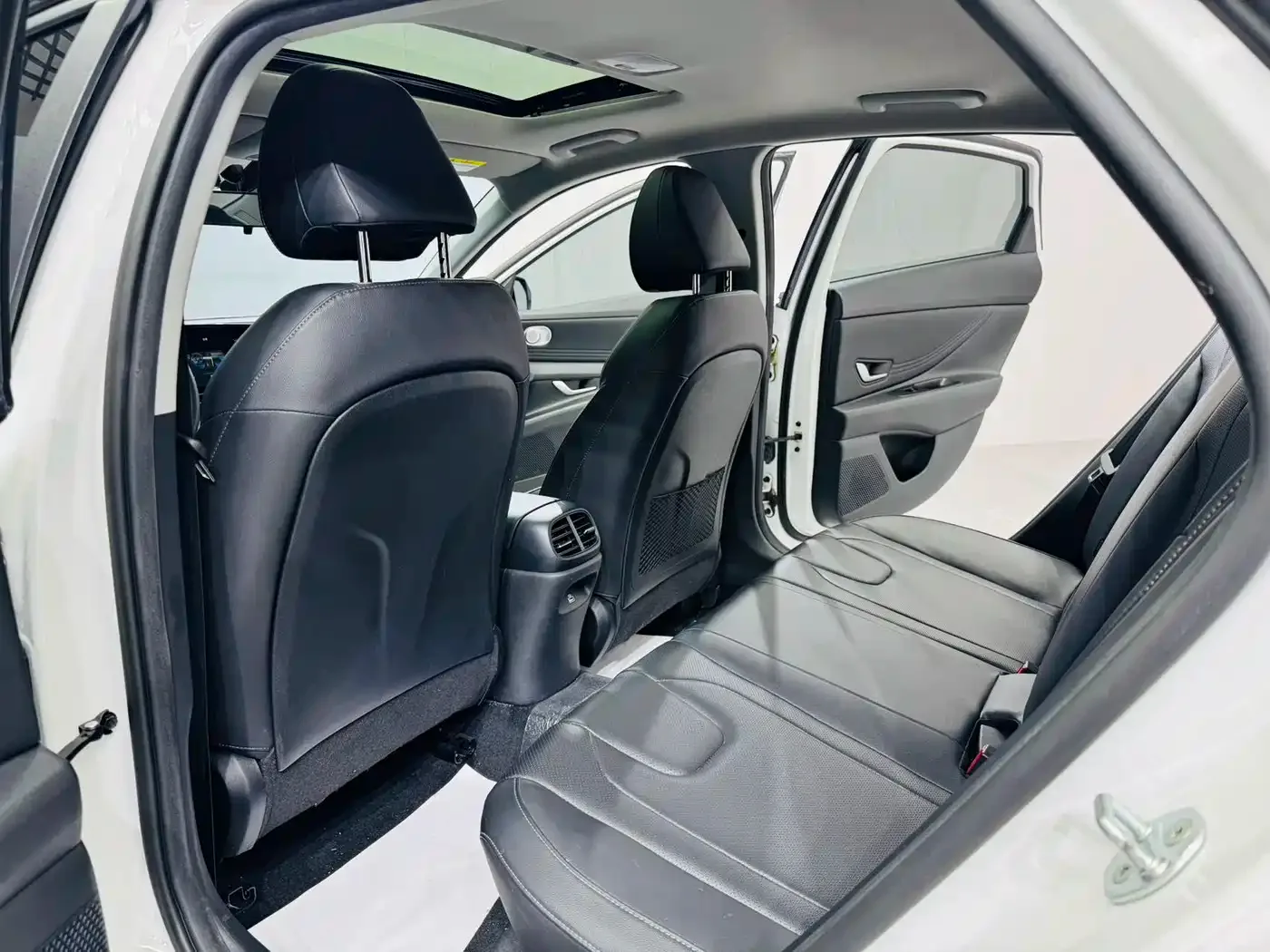 Hyundai Elantra 2022 1.5L CVT LUX Premium Edition — Фото автомобиля 13