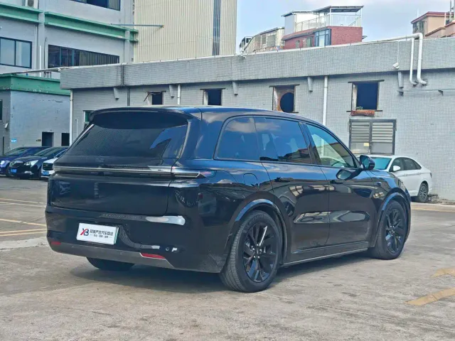 Li Auto L8 — Фото автомобиля 17