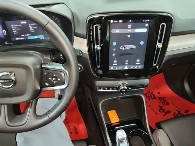 Volvo XC40 — Фото автомобиля 12
