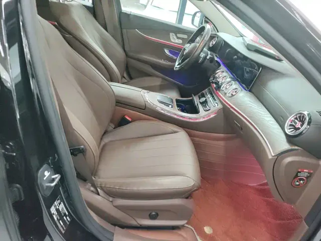 Mercedes-Benz E-Class — Фото автомобиля 24