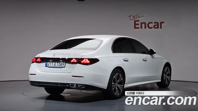 Mercedes-Benz E-Class — Фото автомобиля 2