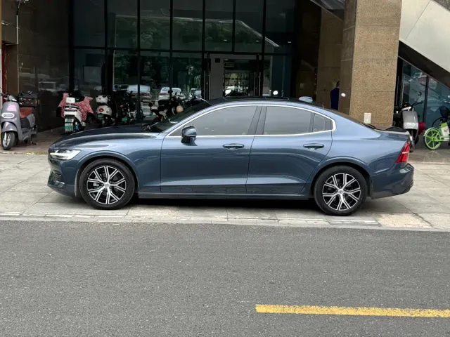 Volvo S60 — Фото автомобиля 3