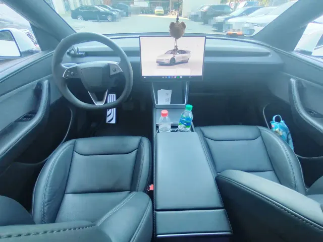 Tesla Model Y — Фото автомобиля 13